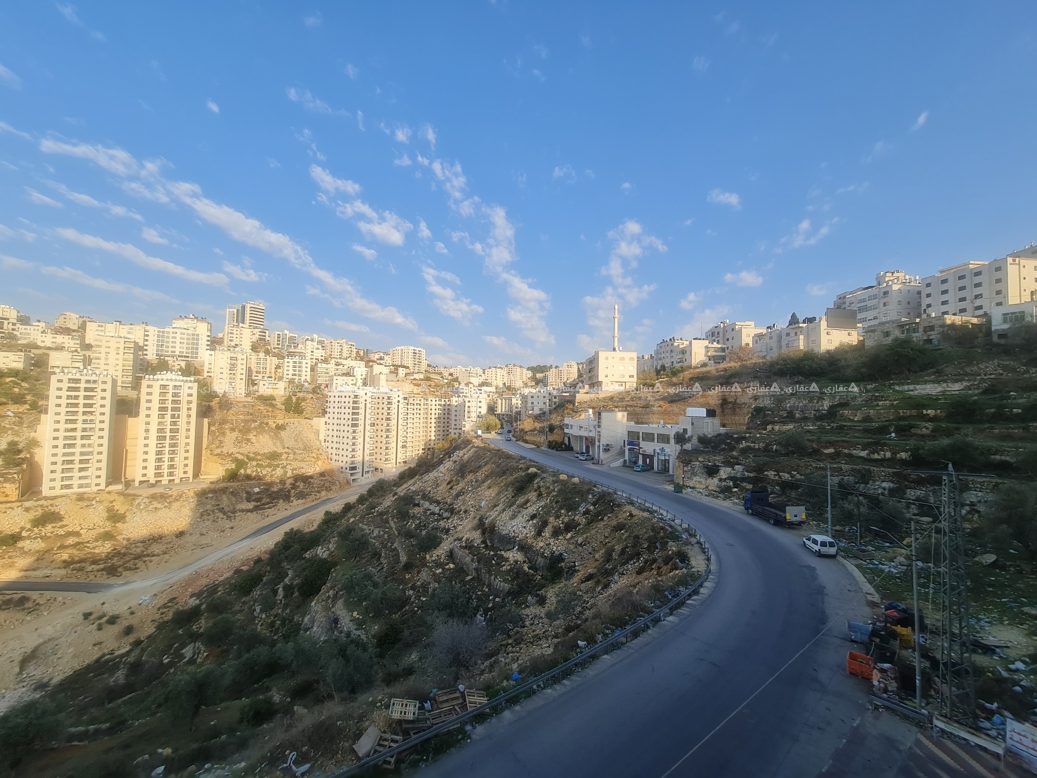 شقة للبيع مفروشة حديثا في عمارة حديثة وموقع مميز جداً