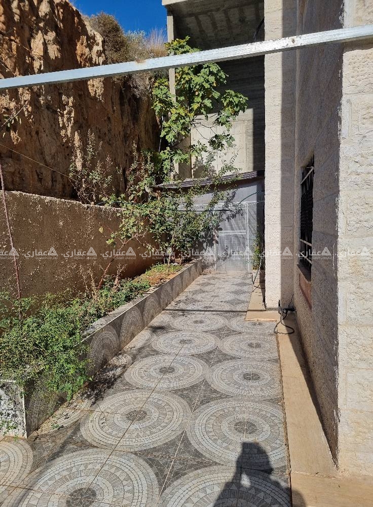 شقة أرضية مع حديقة مميزة للبيع