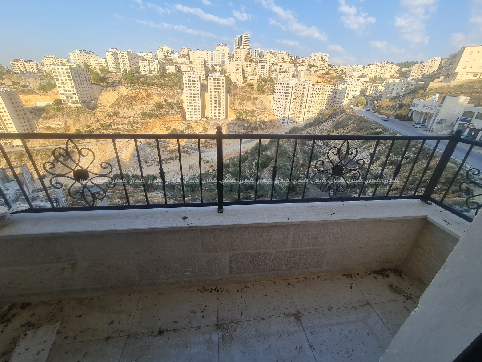 شقة للبيع مفروشة حديثا في عمارة حديثة وموقع مميز جداً