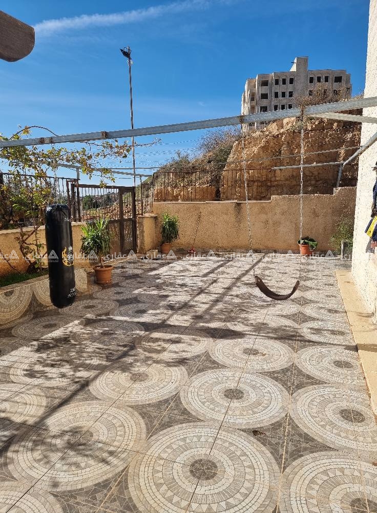 شقة أرضية مع حديقة مميزة للبيع