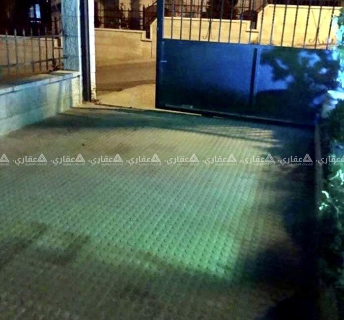 شقة للبيع مع حديقة ومدخل خاص 