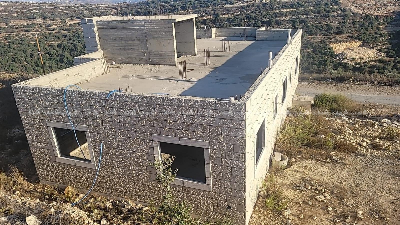 قطعة أرض مع منزل للبيع