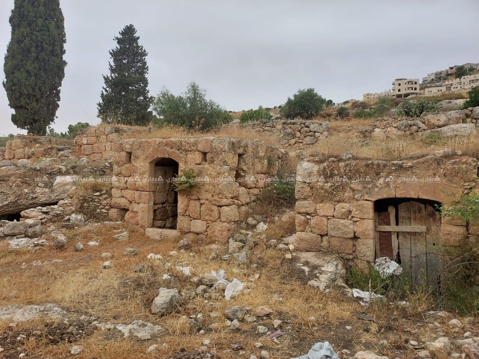 قطعة أرض مطلة للبيع