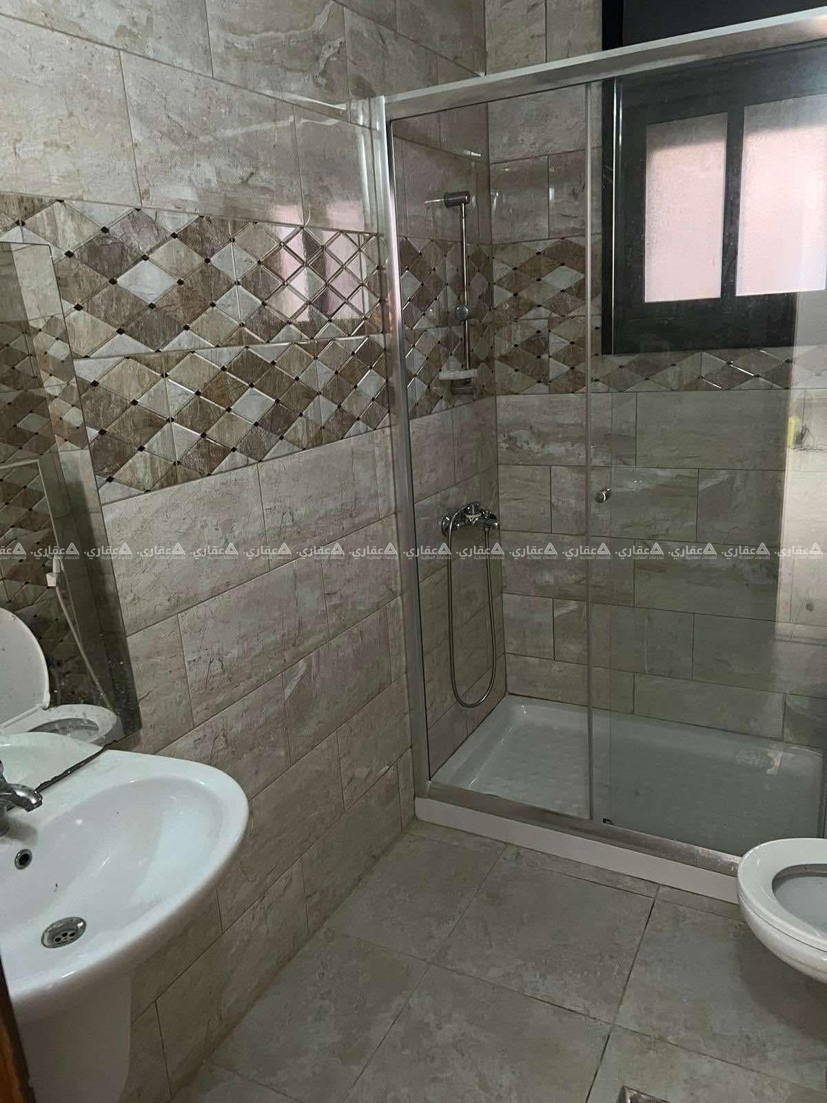 شقة للإيجار بتشطيب جديد وعفش مرتب  