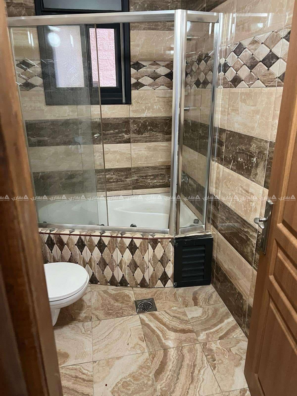 شقة للإيجار بتشطيب جديد وعفش مرتب  