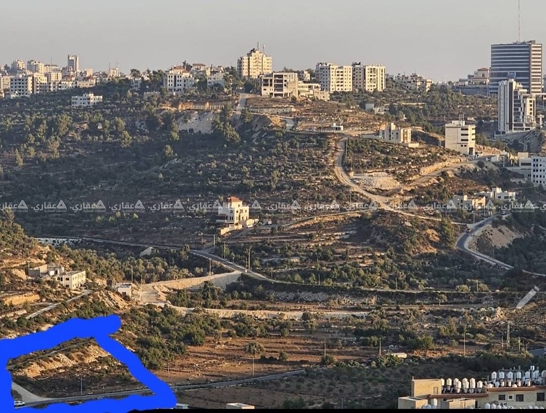 أرض للبيع تقع على ثلاث شوارع