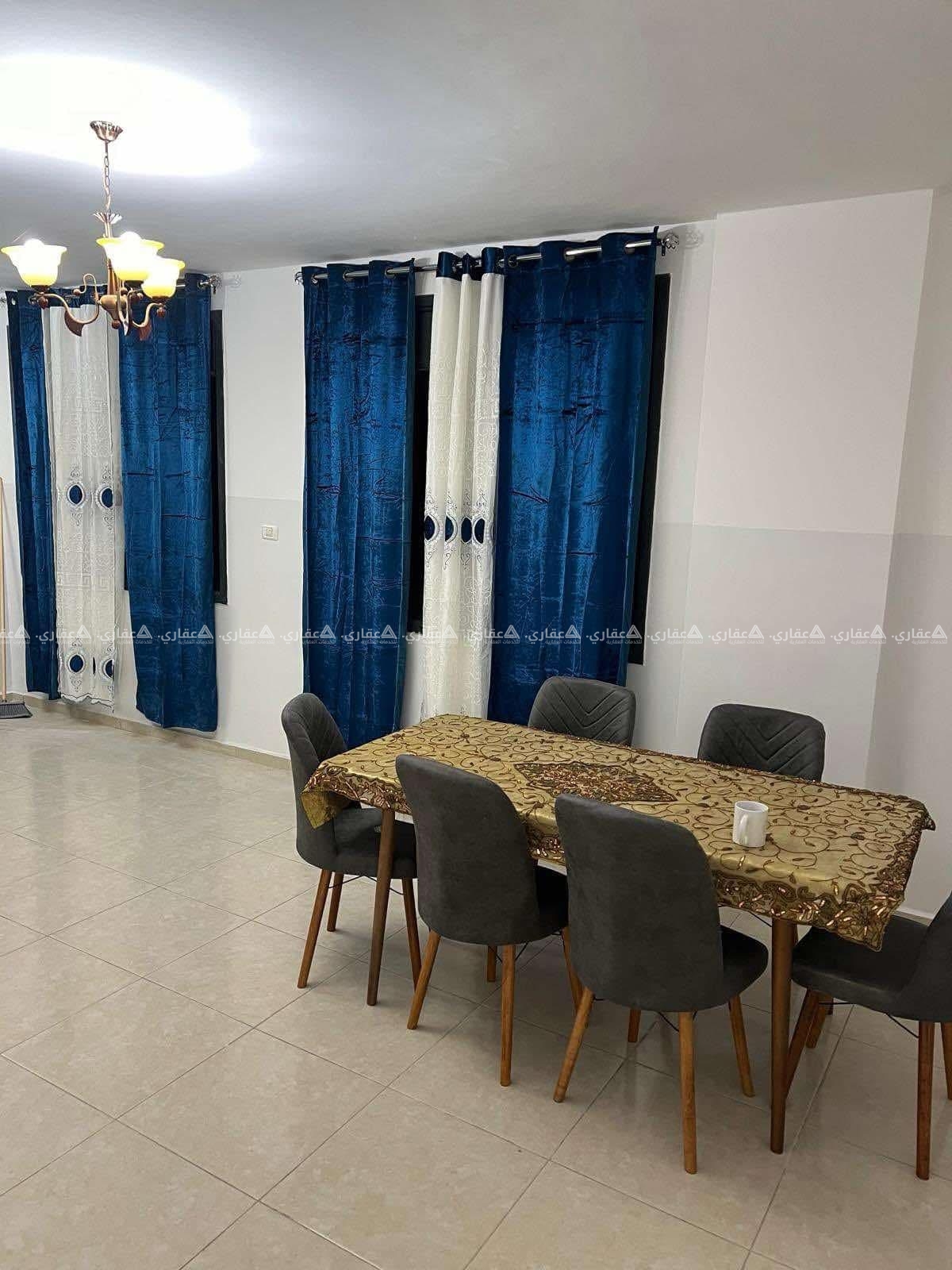 شقة للإيجار بتشطيب جديد وعفش مرتب  