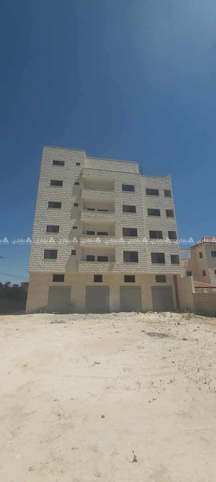 شقق ومخازن للايجار بإطلالة رائعة وموقع مميز