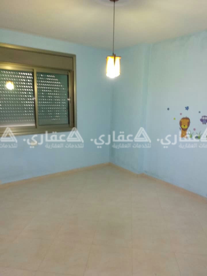 شقة للايجار قرب الشارع العام