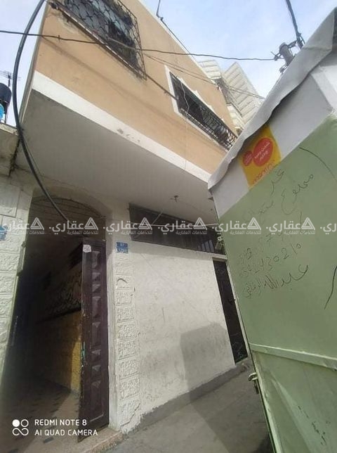 منزل مع أرض صغيرة