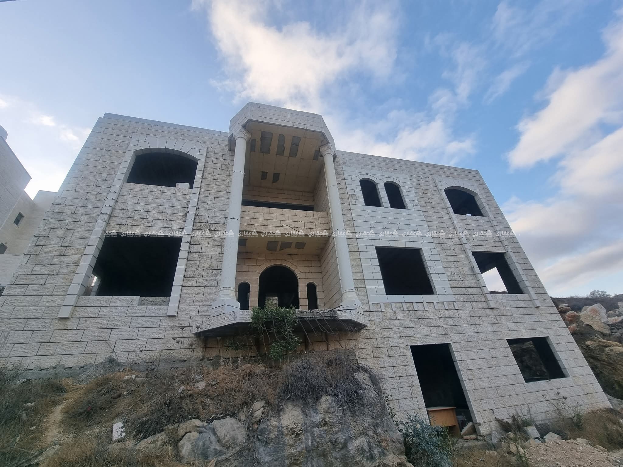 بيت مستقل (فيلا) عظم للبيع في الريحان قريب على الجامعة الامريكية