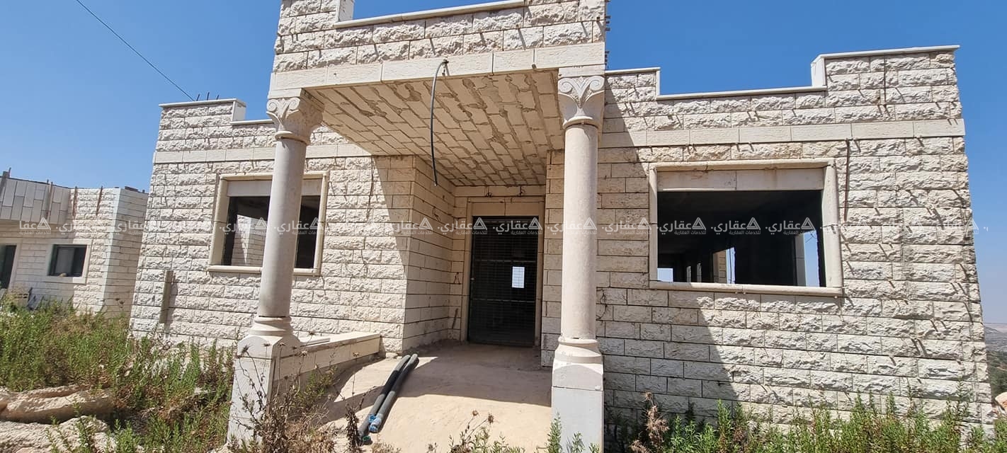 فيلا عظم للبيع قريبة للشارع العام 