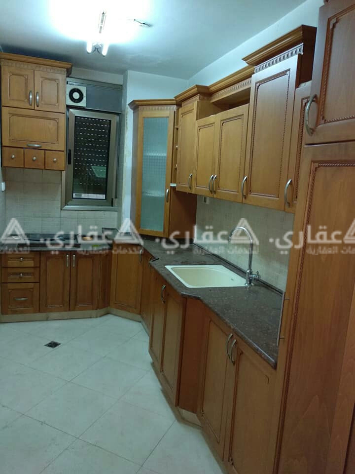 شقة للايجار قرب الشارع العام