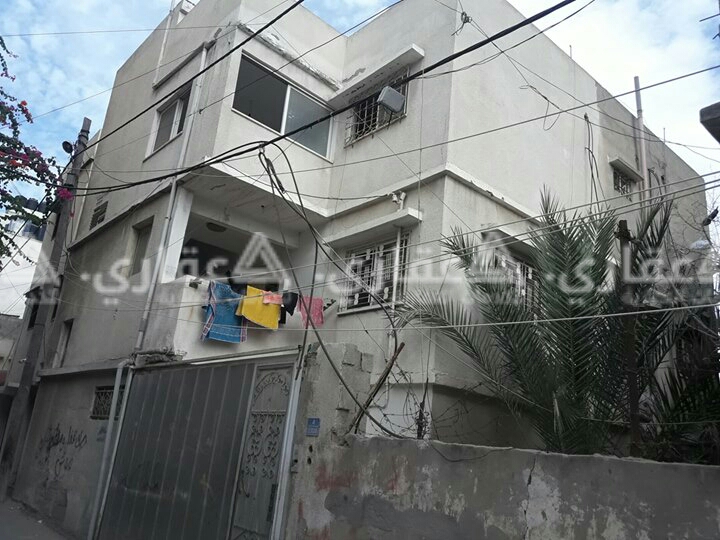 عمارة مكونة من ثلاث طوابق للبيع
