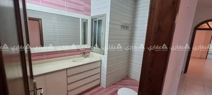 شقة للبيع قرب المدرسة العالمية