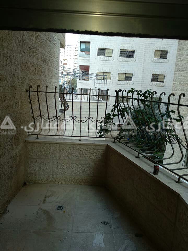 شقة للايجار قرب الشارع العام