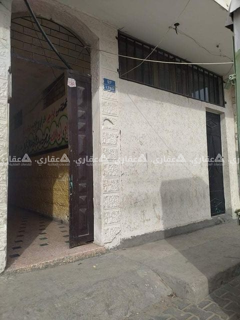 منزل مع أرض صغيرة