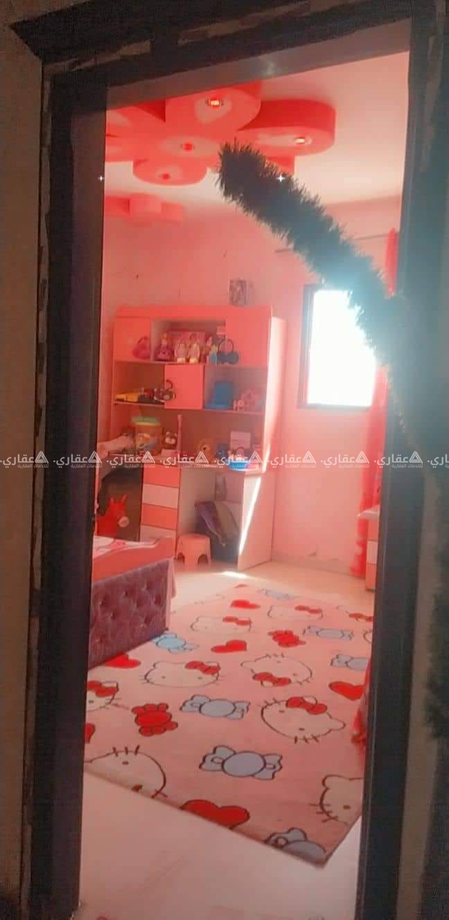 شقة للبيع بعمارة سكنية قرب مسجد الرحمن
